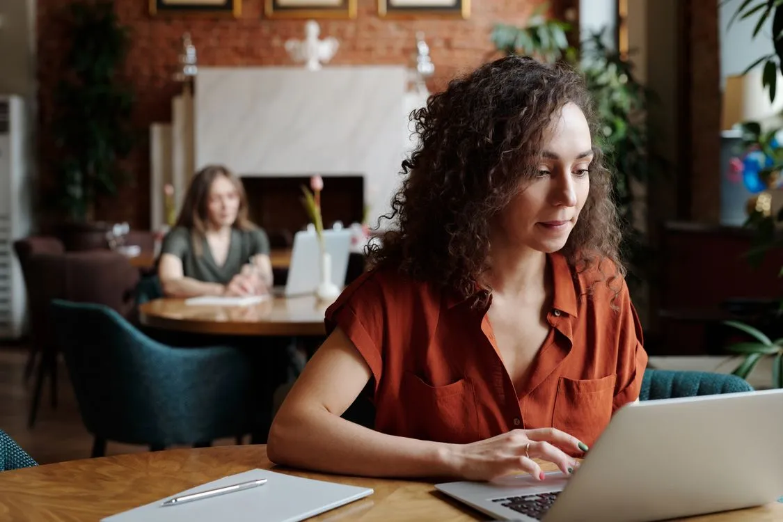 how to take a scrolling screenshot on windows - woman scrolling on laptop
