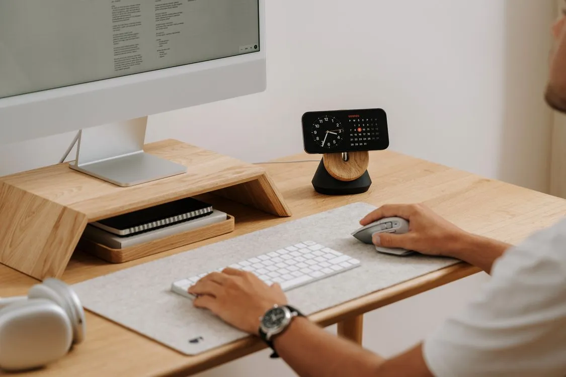 where do screenshots go on windows 11 - desk setup with computer monitor